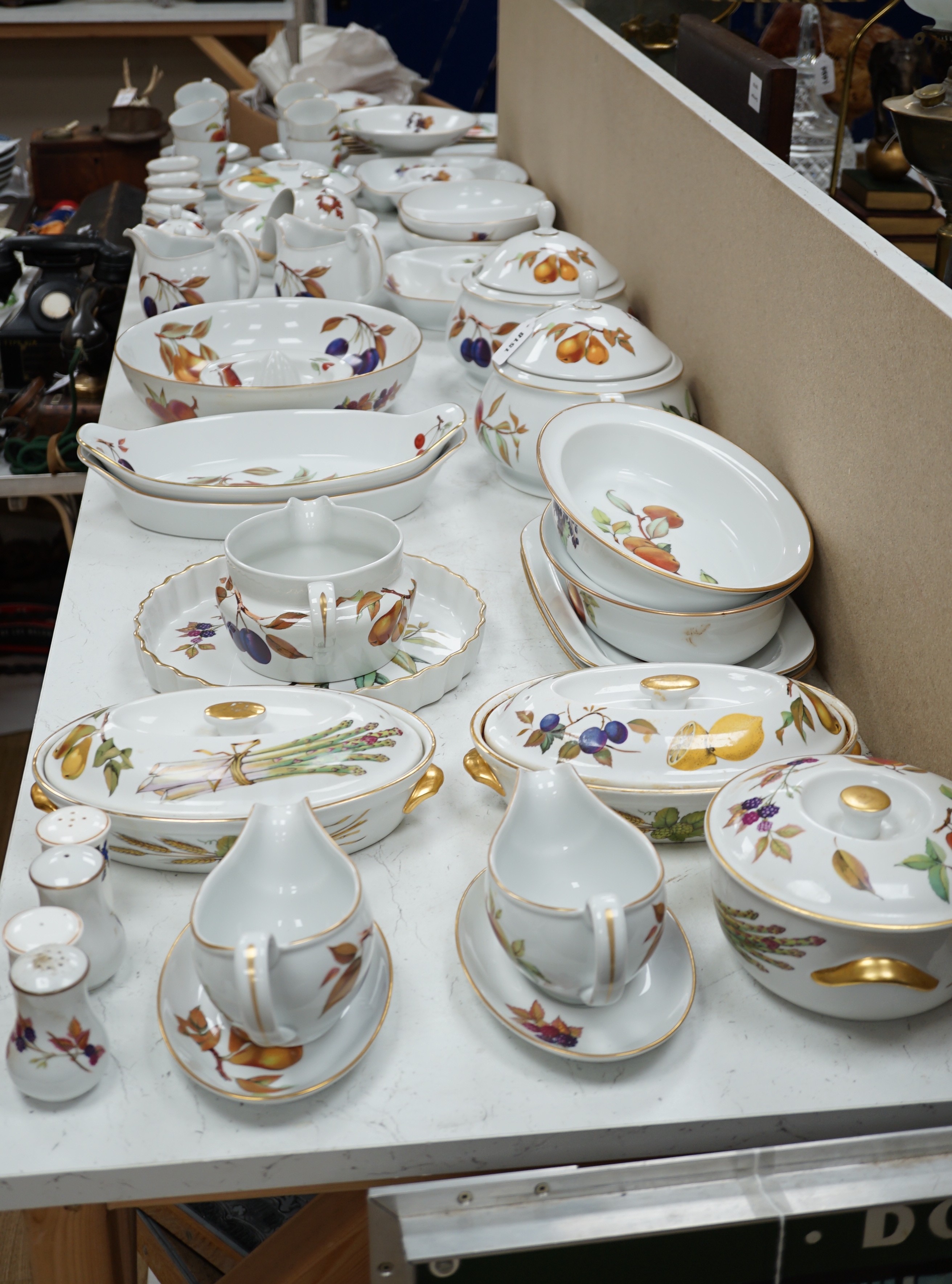 A Royal Worcester Evesham pattern part dinner service